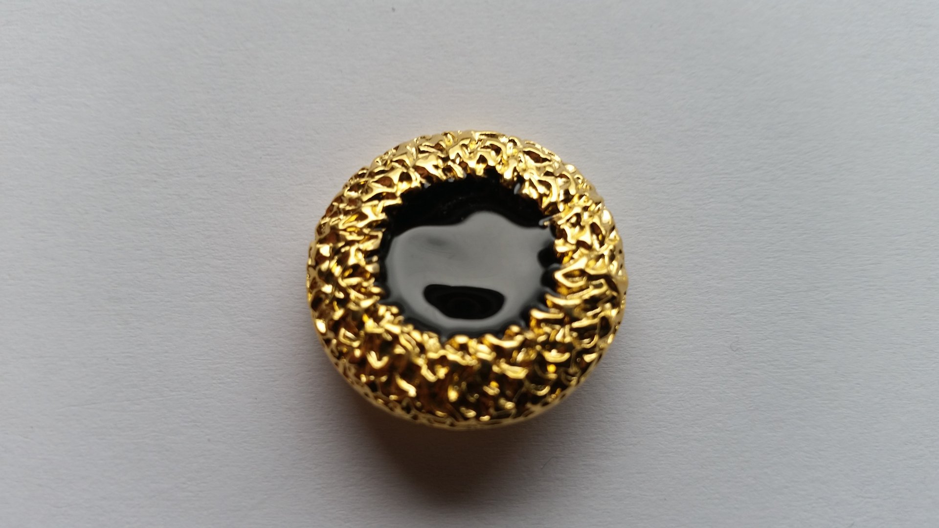 Goldener Metallknopf im Durchmesser von 26 mm
