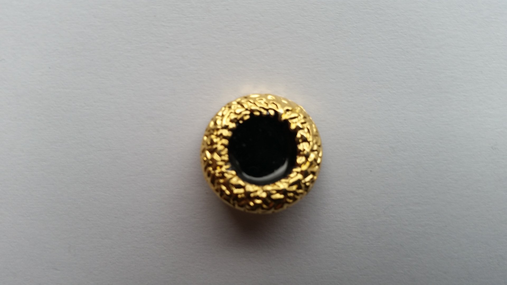 Goldener Metallknopf im Durchmesser von 18 mm