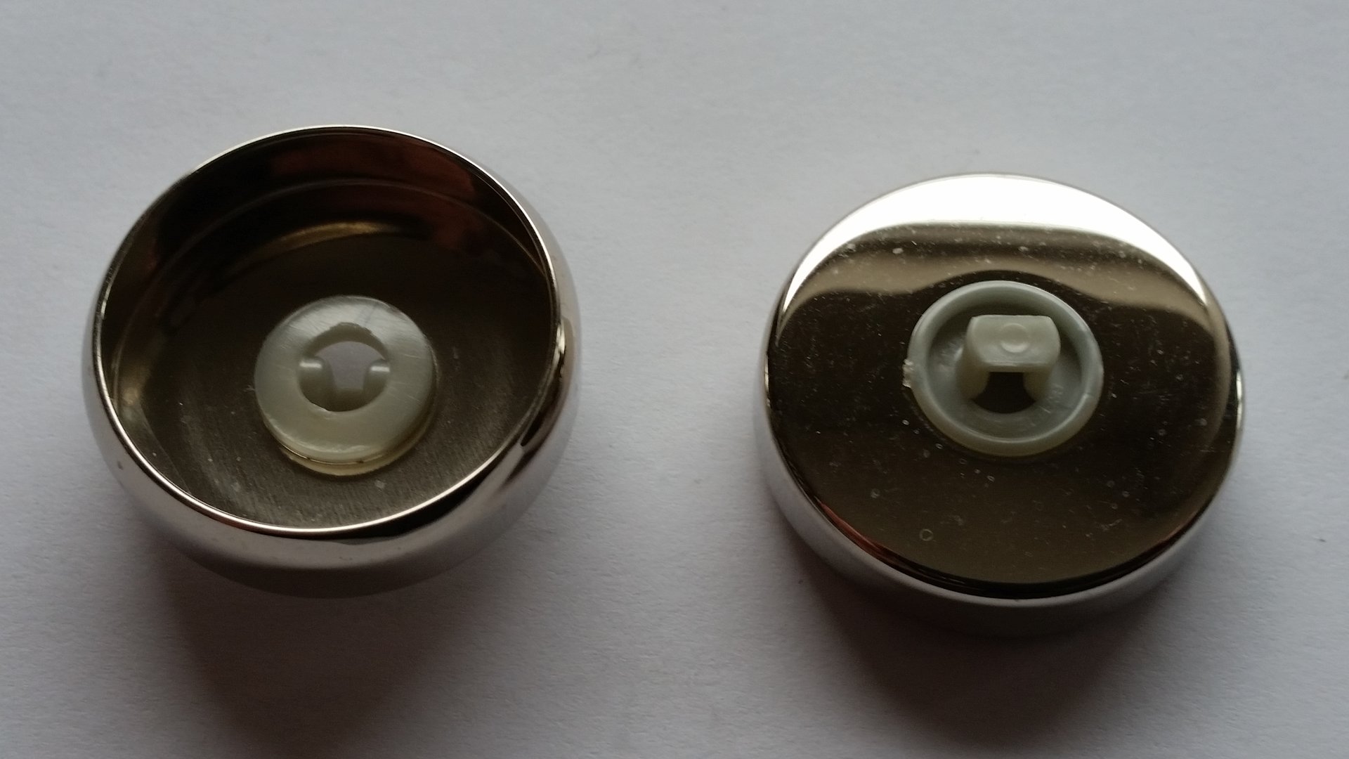 Metallknopf mit Öse im Durchmesser 27 mm