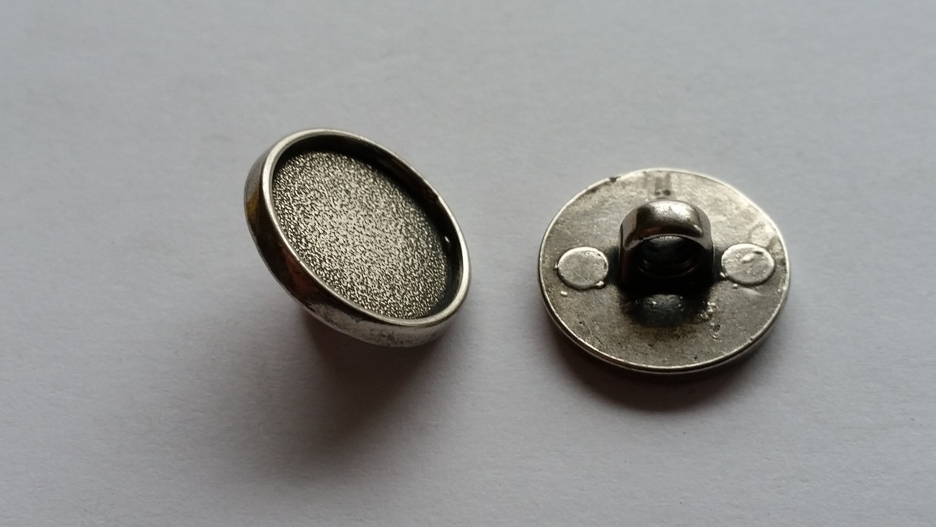 Metallknopf mit Öse im Durchmesser 15mm