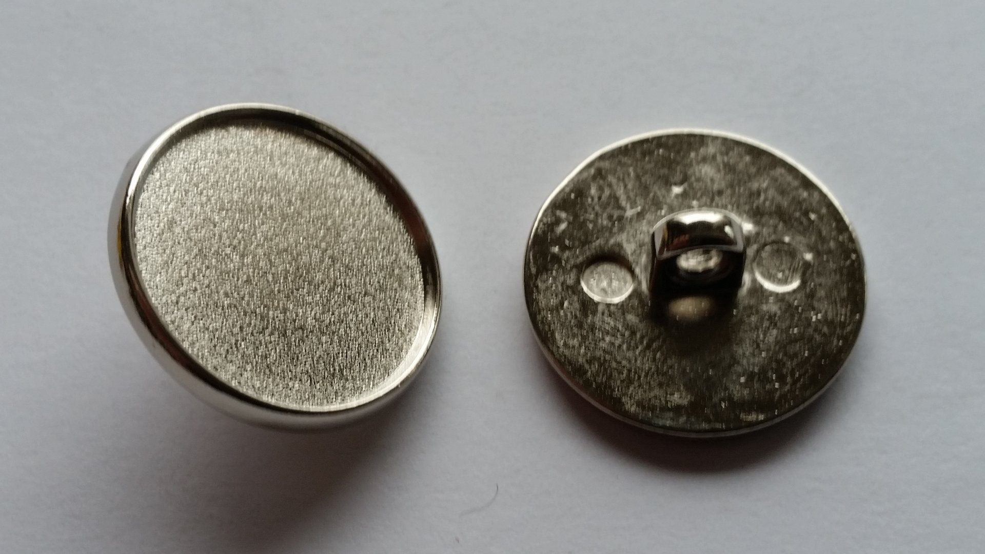 Metallknopf mit Öse im Durchmesser 20 mm