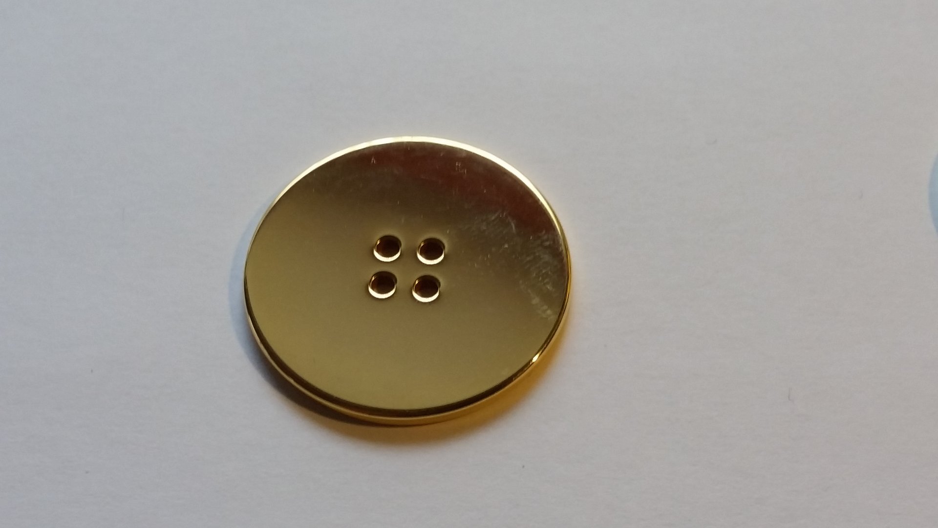 Goldener Metallknopf im Durchmesser von 31 mm