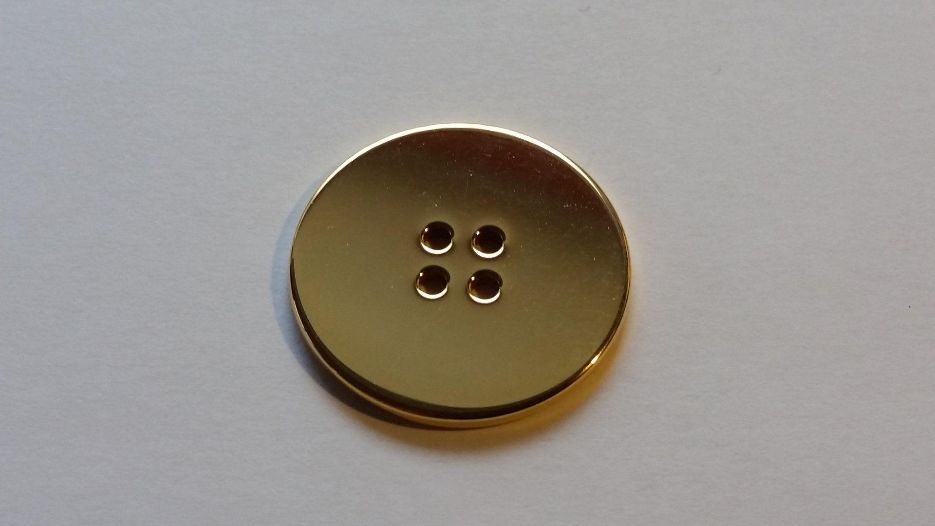 Goldener Metallknopf im Durchmesser von 27 mm