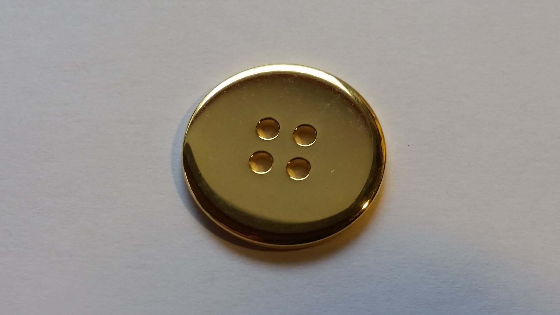 Goldener Metallknopf im Durchmesser von 22 mm