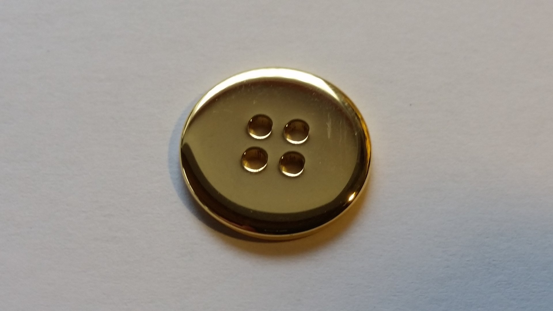 Goldener Metallknopf im Durchmesser von 18 mm