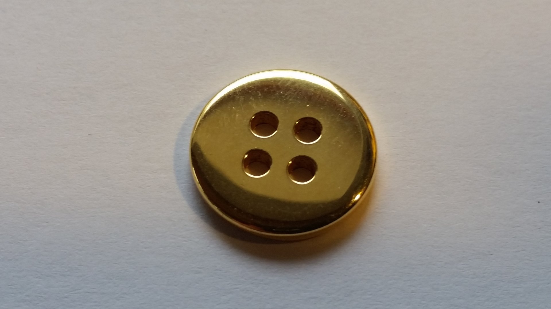 Goldener Metallknopf im Durchmesser von 15 mm